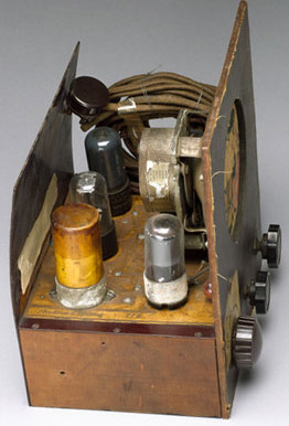 Radio with first Printed Circuit Board by Paul Eisler from 1942